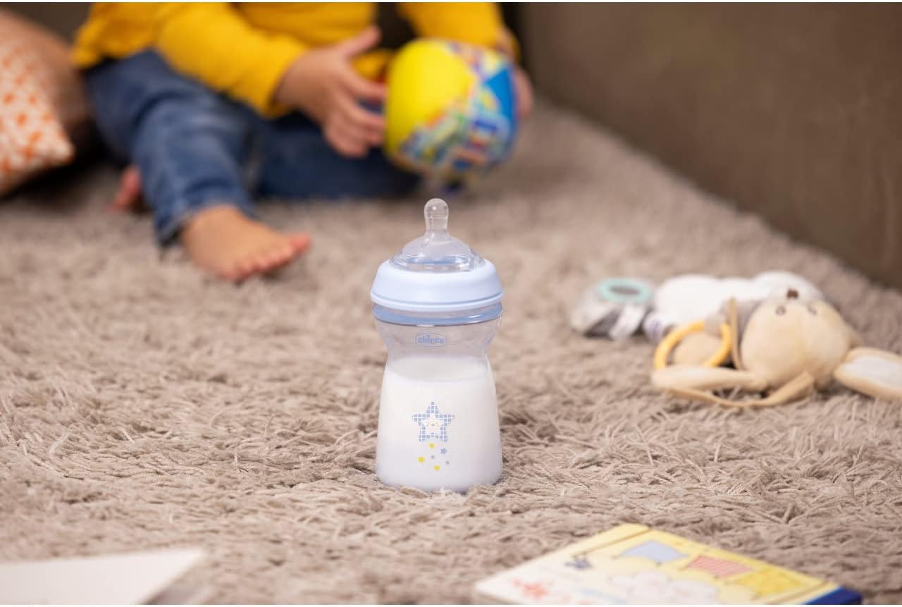 Chicco Natural Feeling Anti-Colic Bottle 6 Months + 330 ml, Baby Bottle with Teat in Soft and Flexible Silicone, Suitable for Mixed Breastfeeding, Fast Flow, Light Blue