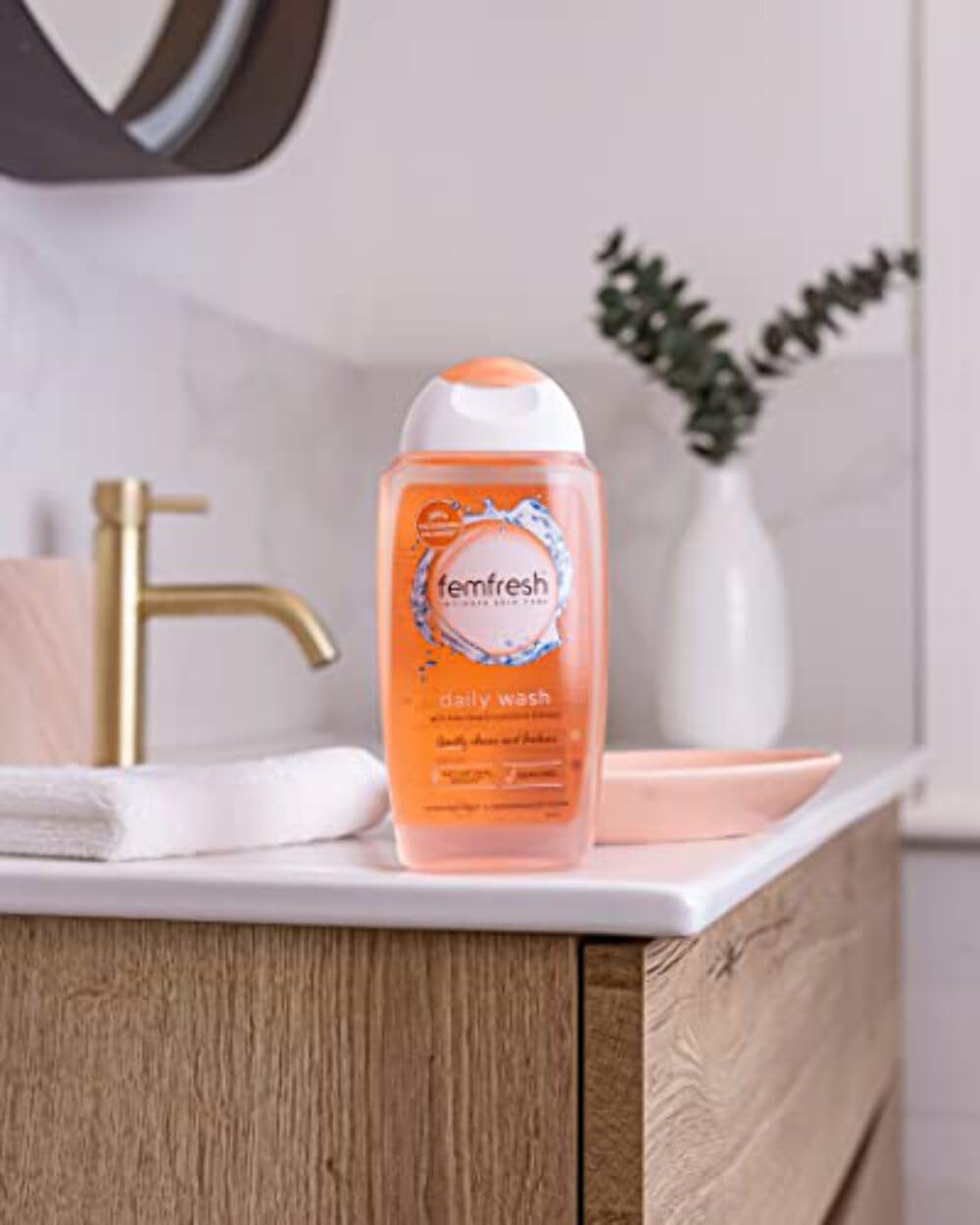 Femfresh Intimate Wash 250ml, Daily pH-Balanced Cleanser, Soap Free, Aloe Vera and Calendula, Hypoallergenic, Dermatologist and Gynaecologist Tested, Suitable for Sensitive Skin